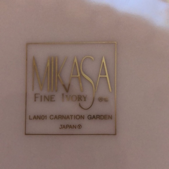 One Mikasa Carnation Garden Chop Plate - 3 available - Picture 2 of 2